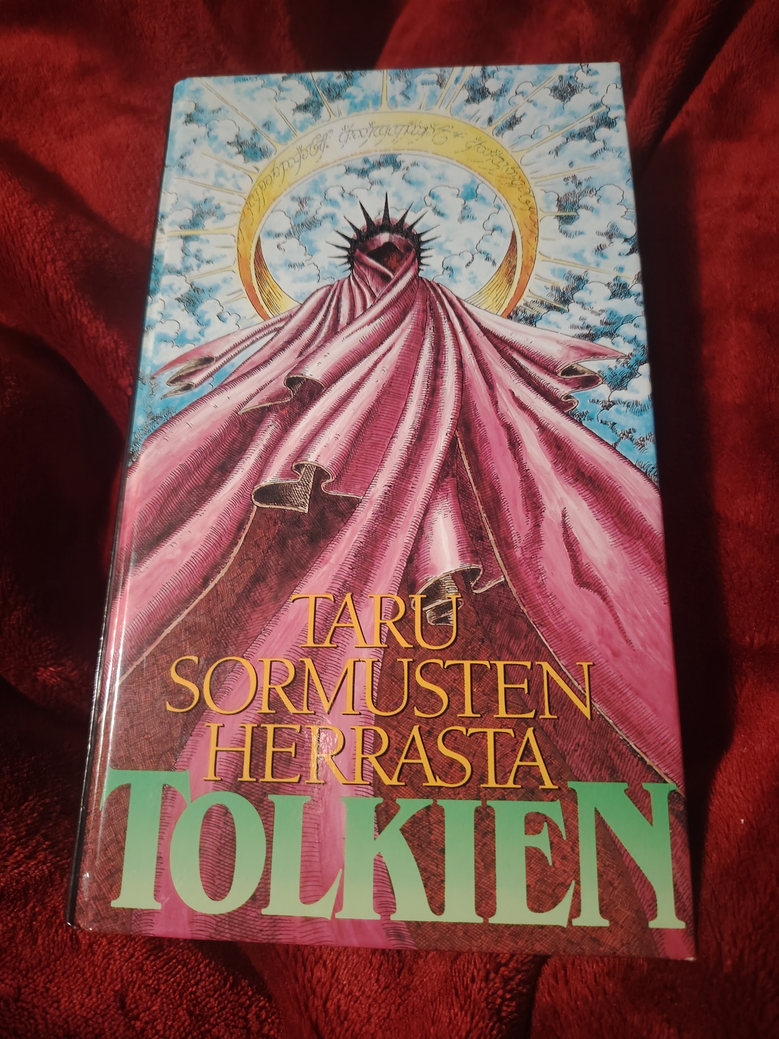 Taru Sormusten Herrasta on kaikenikäisten klassikko, tulvillaan
      seikkailua, jännitystä, huumoria. Tekijän syvällinen varhaiskeskiajan kirjallisuuden ja taruston tuntemus sekä valtaisa mielikuvitus kantavat kuin tuuli viestiä ajalta,
      jolloin ihmisen ajatuksia välittivät kirjoitetun sanan sijasta taru ja laulu, suullinen kansanperinne. Ja se viesti on juuri meidän ajallemme. Taru Sormusten Herrasta sijoittuu
      omaan maailmaansa Keski-Maahan ja sen romanttiseen muinaisuuteen, jolloin siellä asui uljaita haltijoita, miehuullisia ihmisiä ja sitkeitä kääpiöitä - sekä hobitteja.
      Hobitit ovat vähäpätöinen kansa, joka rakastaa elämän yksinkertaisia iloja, maalaisruokaa, olutta, kessua. He ovat pienikasvuisia ja iloluontoisia, velttojakin, mutta
      pohjimmiltaan sisukasta lajia. Kun maailman mahtavien silmät ovat muualla, joutuvat pienet ja hiljaiset tekemään sankaritöitä.